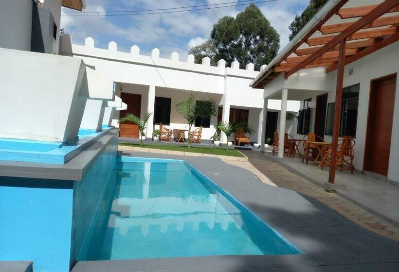 غرفة قياسية مطلّة علي حمام السباحة, Didas Villa