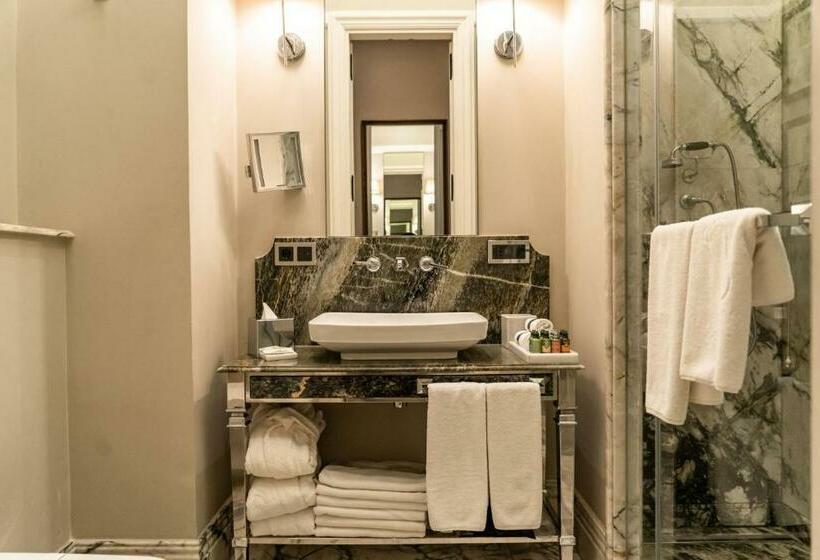 חדר דלוקס, Westdoor