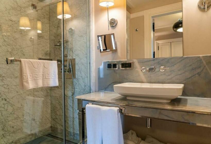 חדר משפחתי, Westdoor