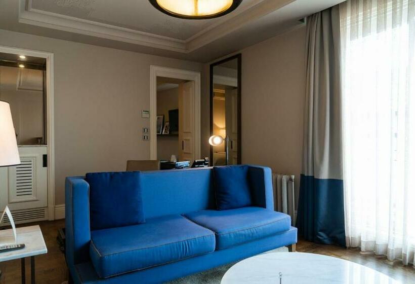 חדר משפחתי, Westdoor