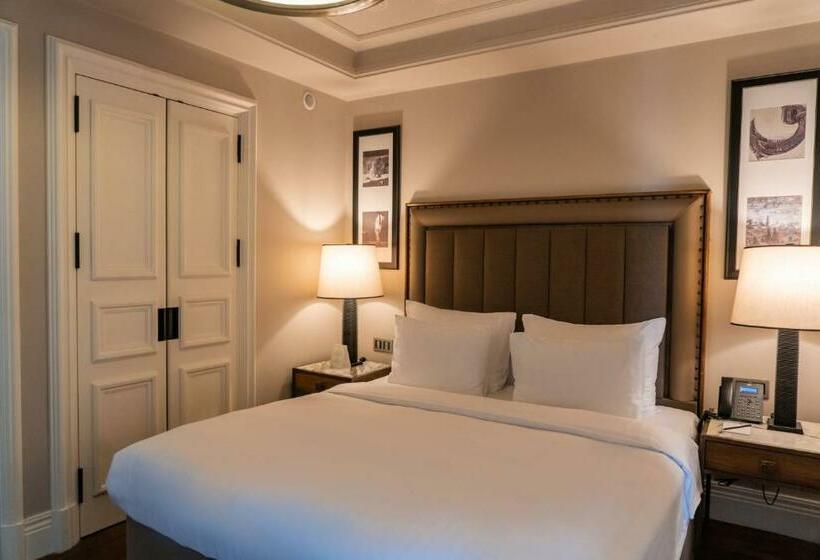 חדר משפחתי, Westdoor