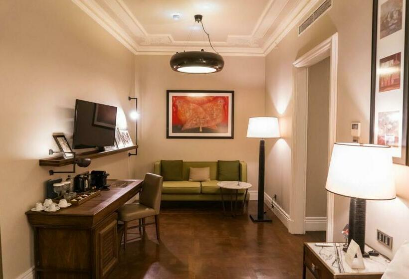 חדר אקונומי, Westdoor