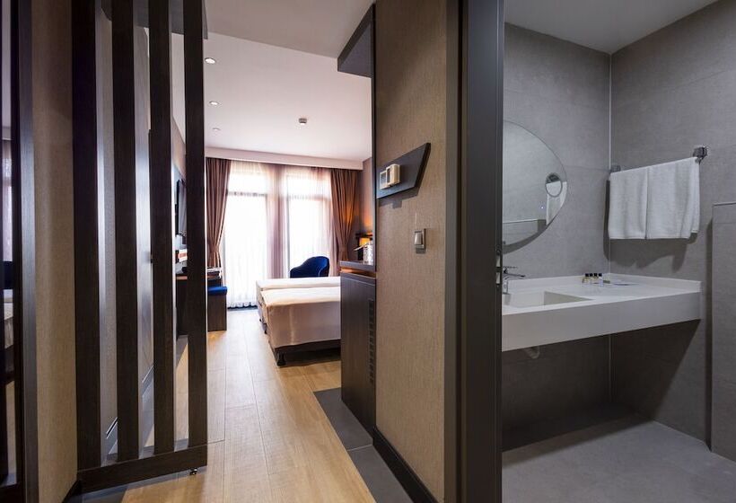 חדר דלוקס, Westdoor