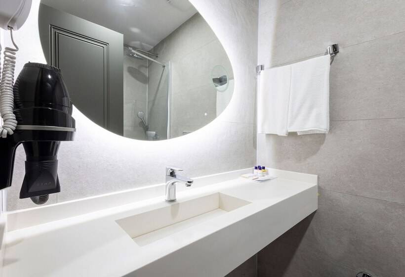 חדר דלוקס, Westdoor