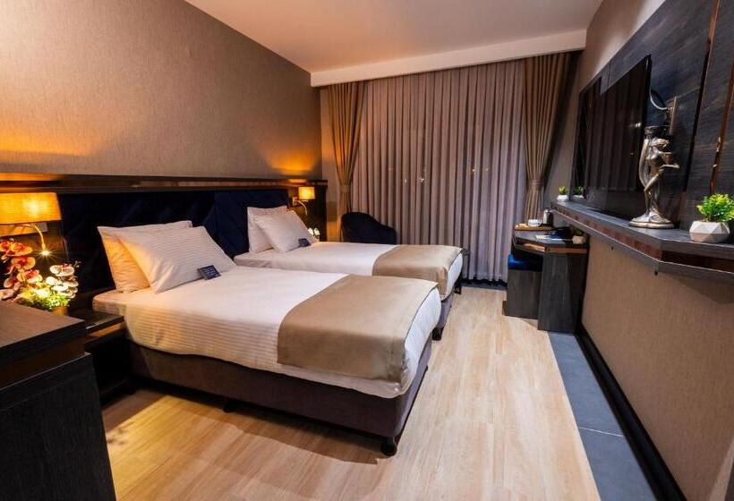 חדר דלוקס, Westdoor