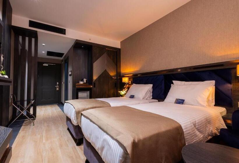 חדר דלוקס, Westdoor