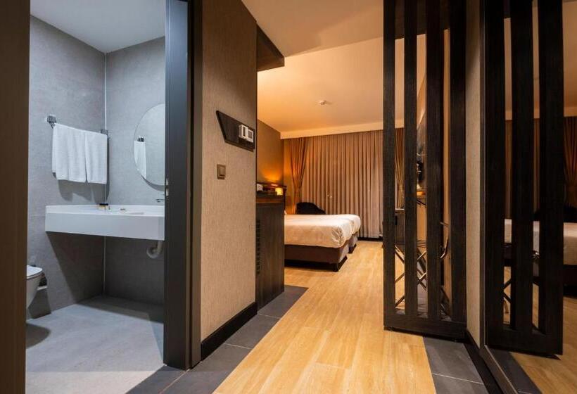 חדר דלוקס, Westdoor