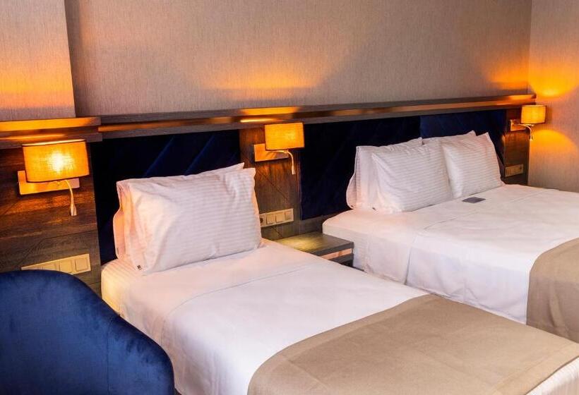 חדר משפחתי, Westdoor