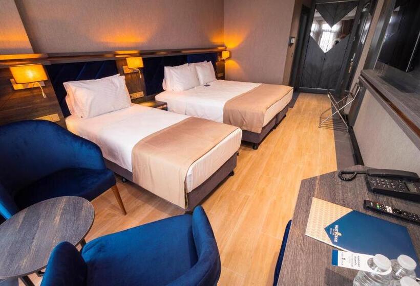 חדר משפחתי, Westdoor