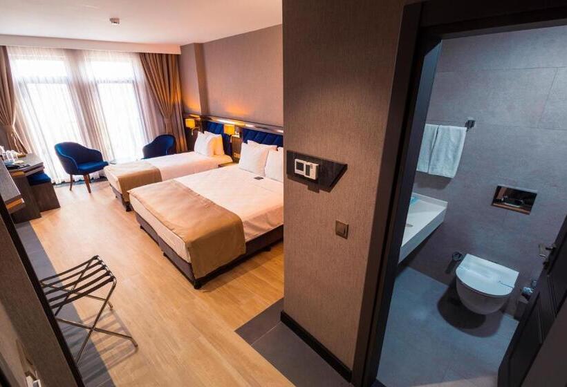 חדר משפחתי, Westdoor