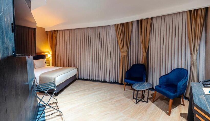 חדר משפחתי, Westdoor