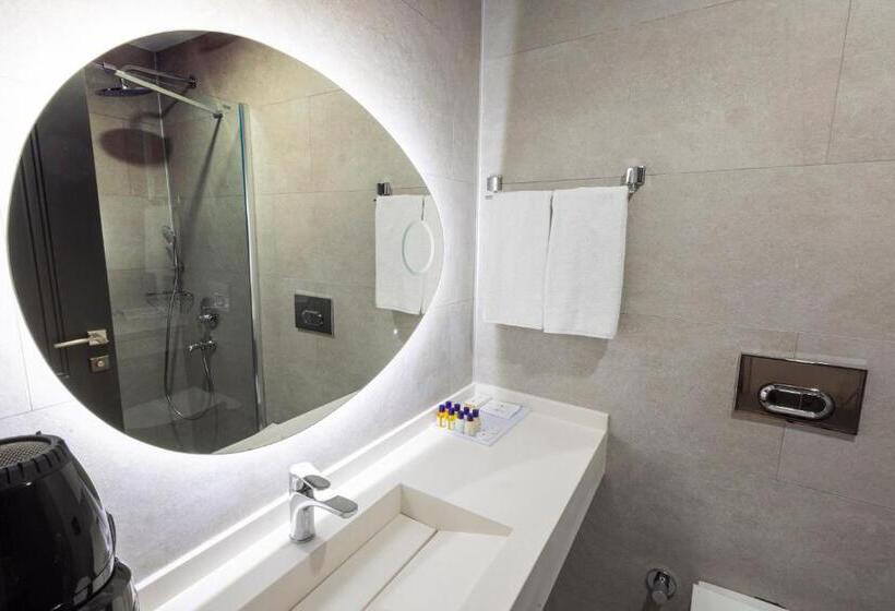 חדר אקונומי, Westdoor