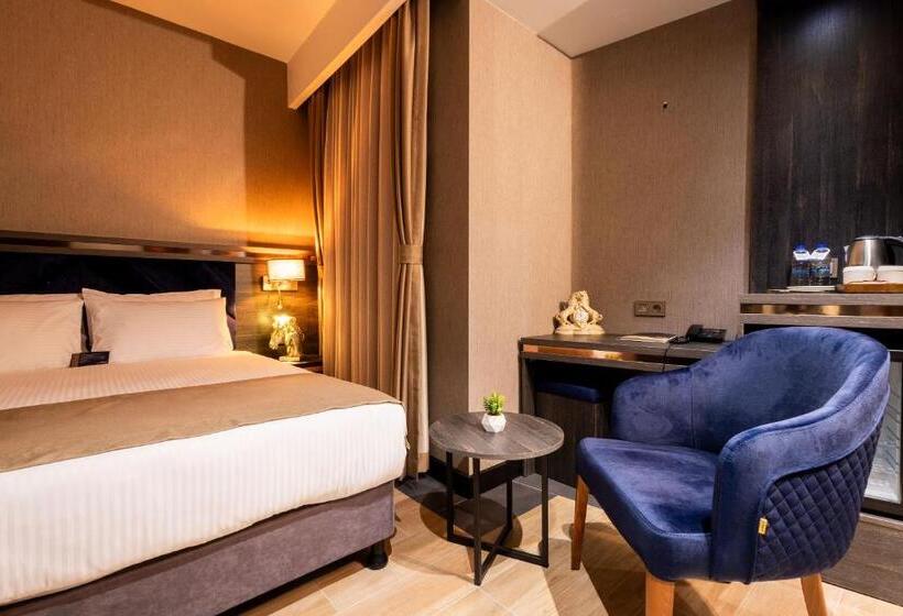 חדר אקונומי, Westdoor