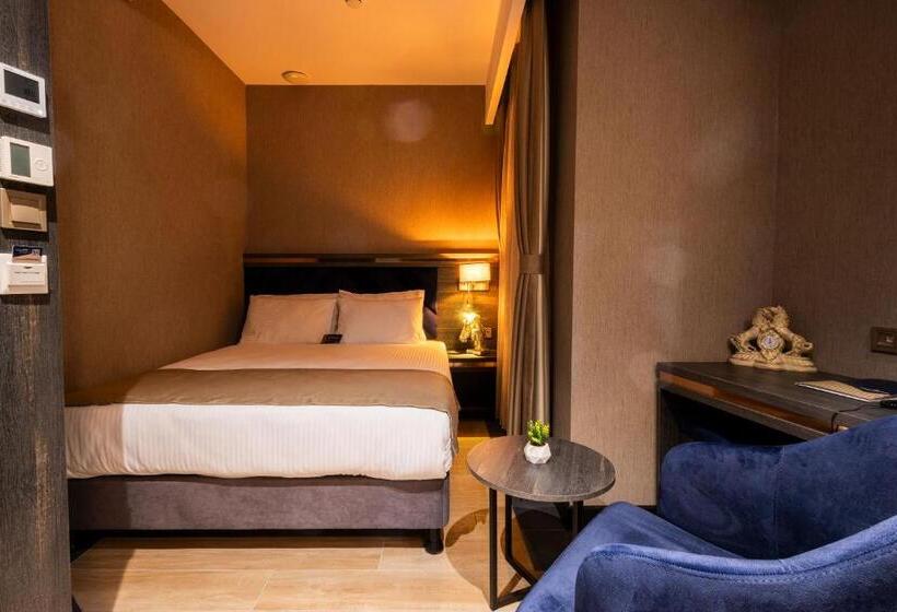 חדר אקונומי, Westdoor