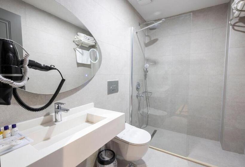 חדר אקונומי, Westdoor