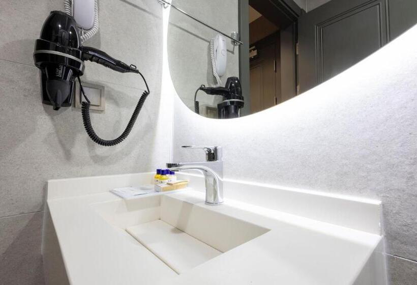 חדר אקונומי, Westdoor