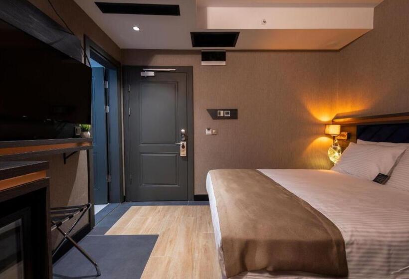 חדר אקונומי, Westdoor