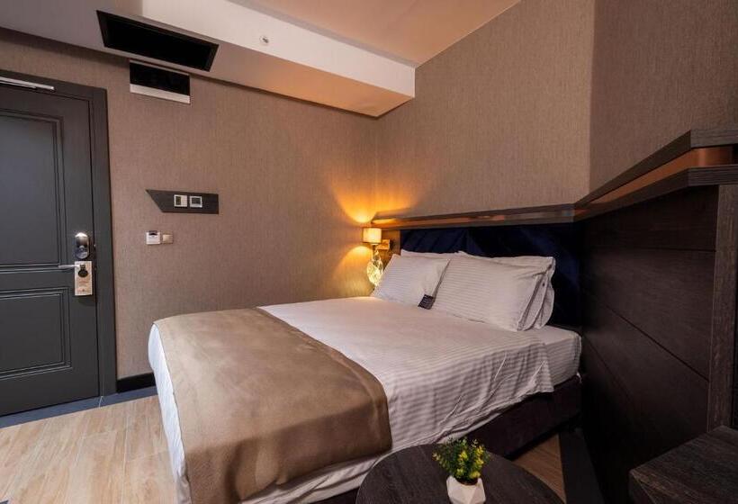 חדר אקונומי, Westdoor