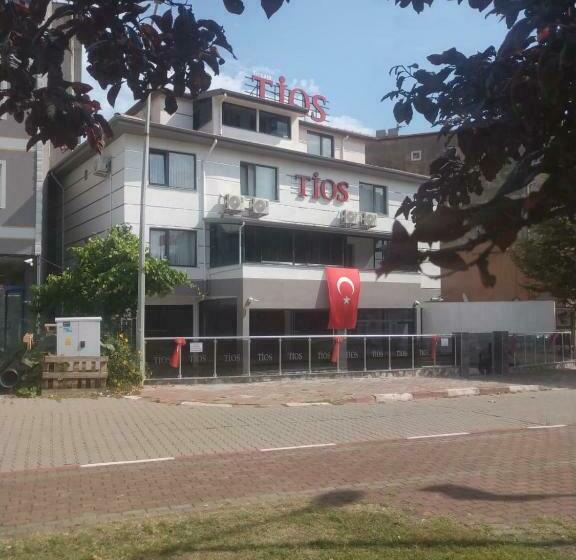 اتاق خانوادگی با چشم‌انداز جانبی دریا, Ti̇os Otel