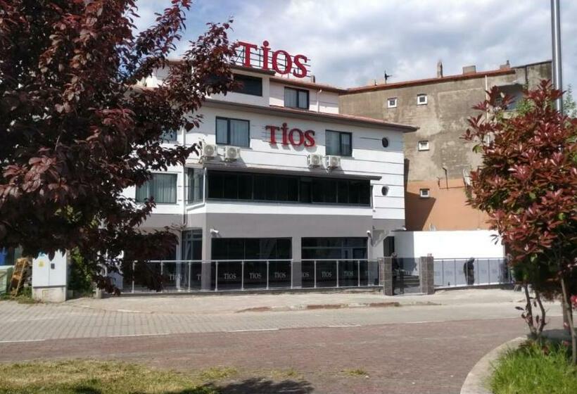 غرفة عائلية ذات إطلالة جانبية على البحر, Ti̇os Otel