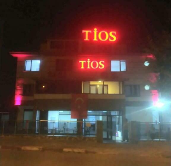 غرفة عائلية ذات إطلالة جانبية على البحر, Ti̇os Otel