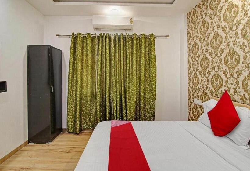 חדר קלאסי לשלושה, Fabhotel Paramount