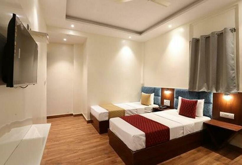 디럭스 룸, Amrit