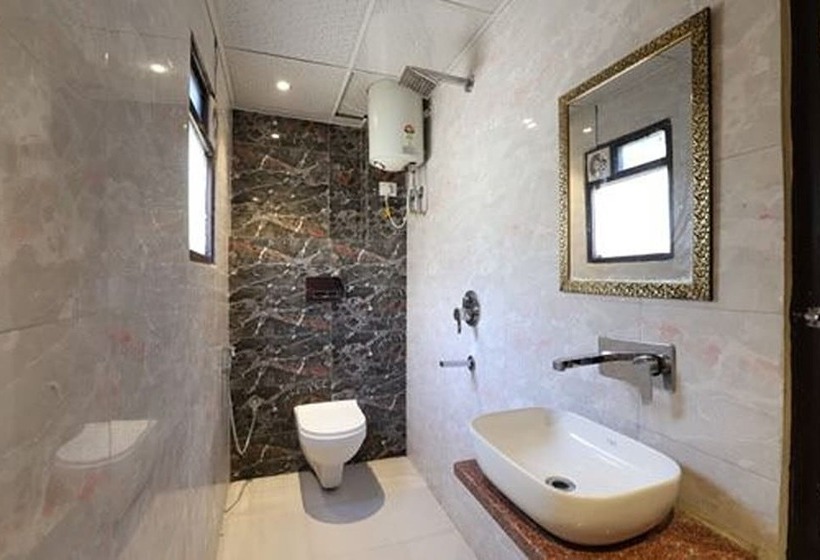 패밀리 룸, Amrit