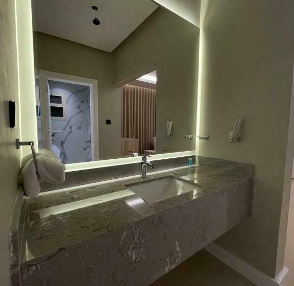 غرفة عائلية, اصيل الملقا