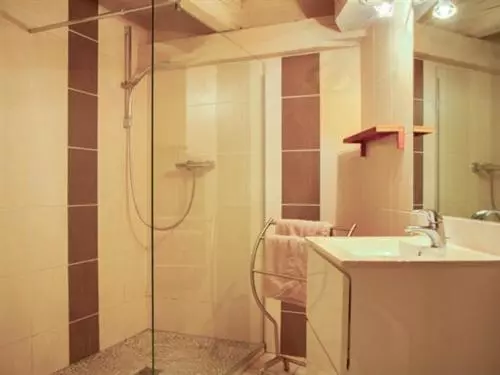 スタンダード４人部屋, Chambres D Hôtes Le Domaine Des Remparts