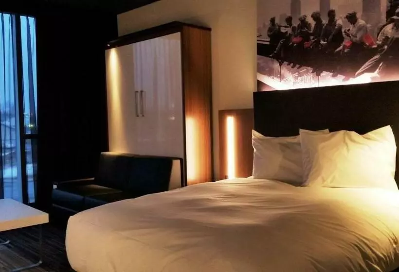 クイーンベッドのスーペリアルーム, Grand Times Hotel Drummondville