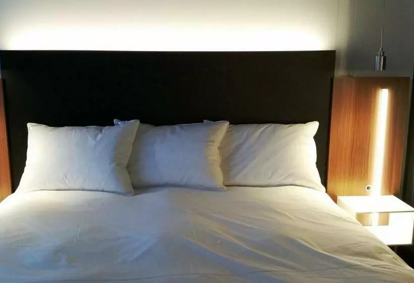 キングサイズベッドのスーペリアルーム, Grand Times Hotel Drummondville