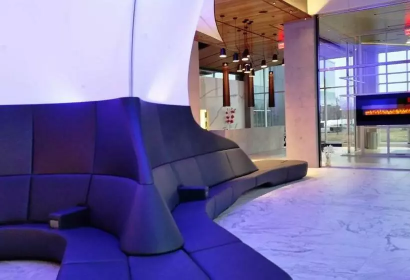 キングサイズベッドのスーペリアルーム, Grand Times Hotel Drummondville