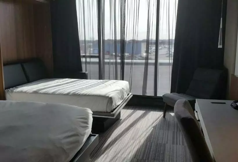 クイーンベッドのスーペリアルーム, Grand Times Hotel Drummondville