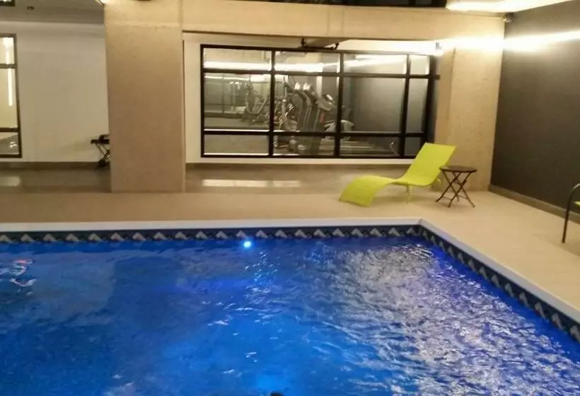 クイーンベッドのスーペリアルーム, Grand Times Hotel Drummondville
