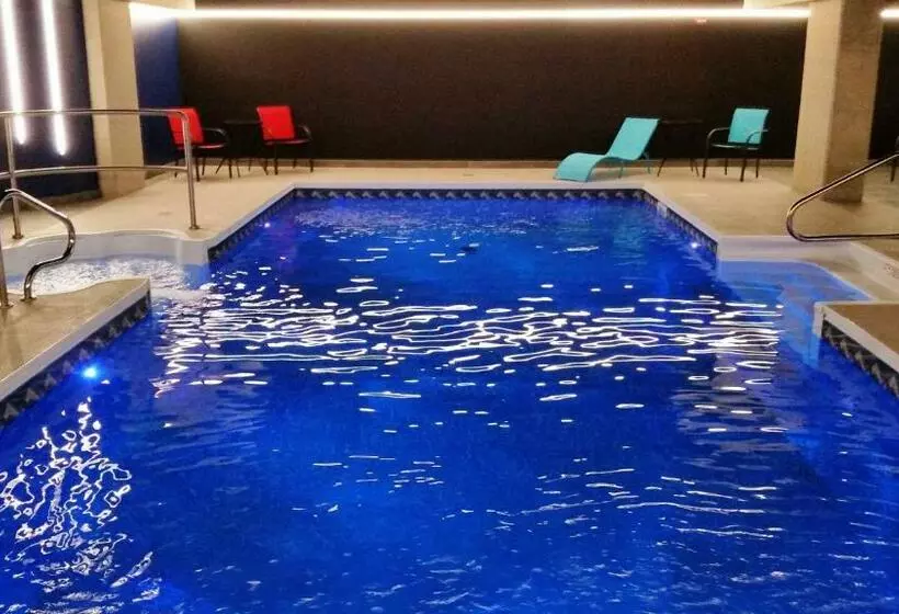 キングサイズベッドのスーペリアルーム, Grand Times Hotel Drummondville