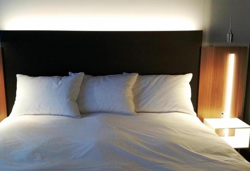 מיטת קינג בסוויטה, Grand Times Hotel Drummondville