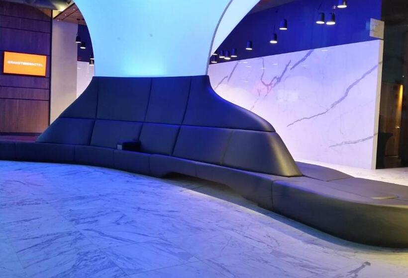 מיטת קינג בסוויטה, Grand Times Hotel Drummondville