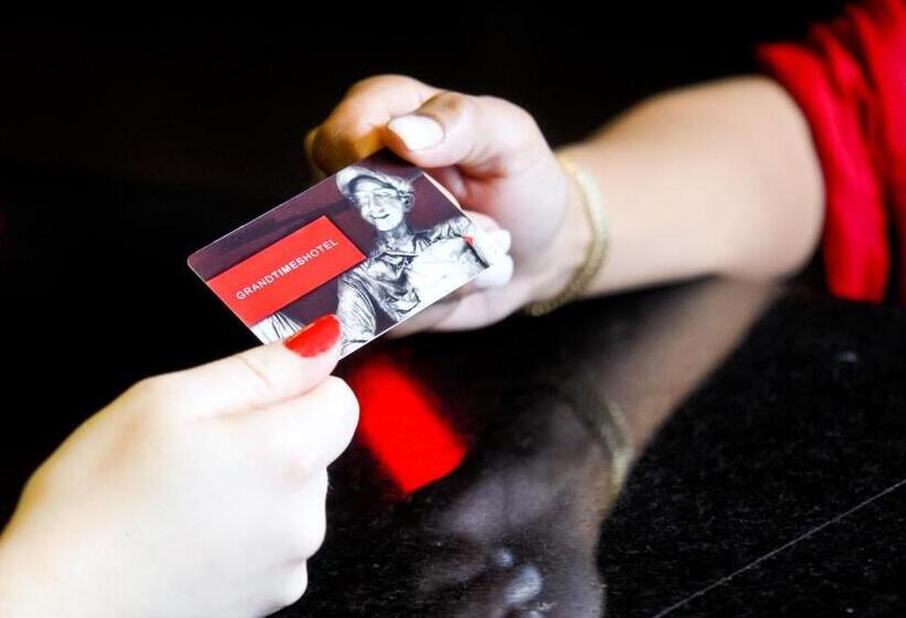 מיטת קינג בסוויטה, Grand Times Hotel Drummondville