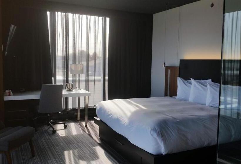 מיטת קינג בסוויטה, Grand Times Hotel Drummondville