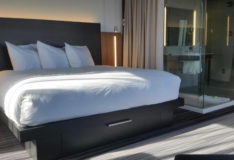 מיטת קינג בסוויטה, Grand Times Hotel Drummondville