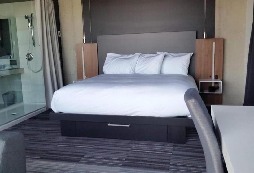 מיטת קינג בסוויטה, Grand Times Hotel Drummondville