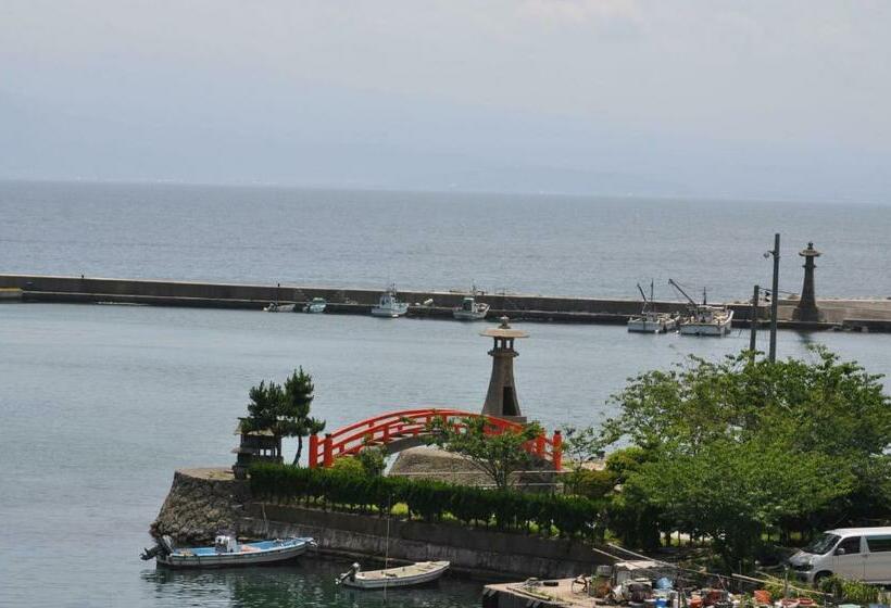 غرفة قياسية مطلّة علي البحر, Fukumakan