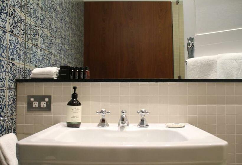 سوییت جونیور, The Houston Wagga