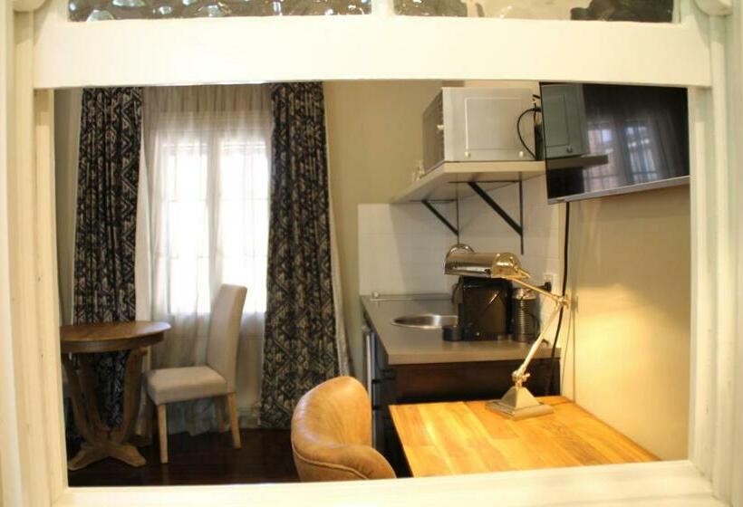 سوییت جونیور, The Houston Wagga