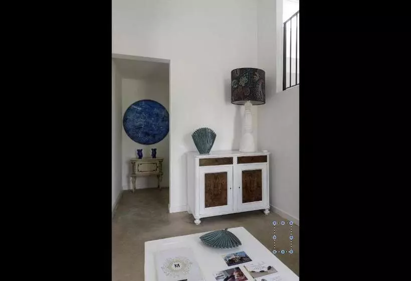 Perhesviitti, Zahir Country House