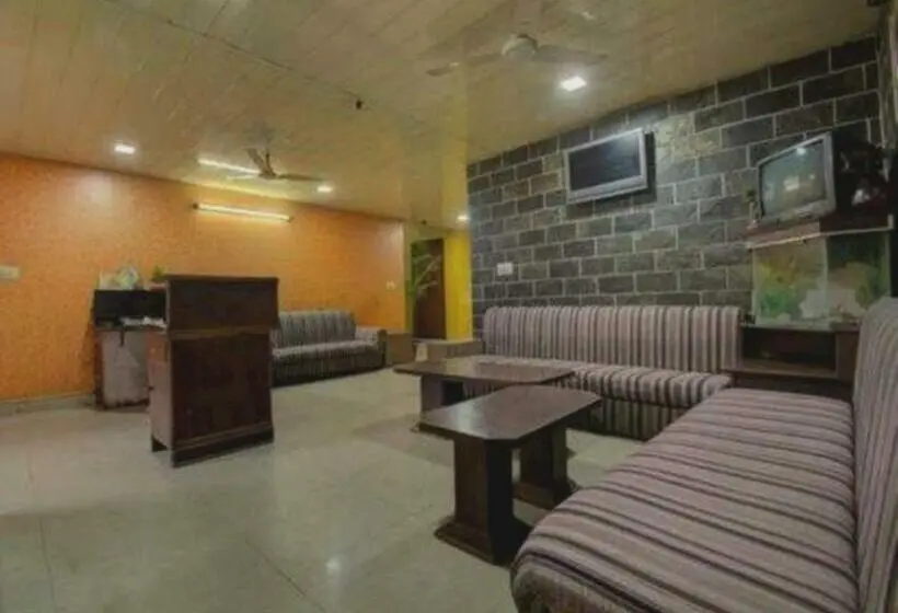 اتاق کلاسیک سه تخته, Oyo Hotel Shan