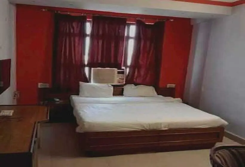 اتاق کلاسیک سه تخته, Oyo Hotel Shan