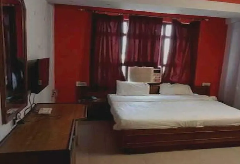 اتاق کلاسیک سه تخته, Oyo Hotel Shan
