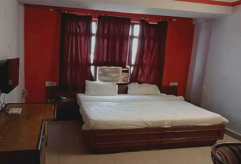 اتاق کلاسیک سه تخته, Oyo Hotel Shan